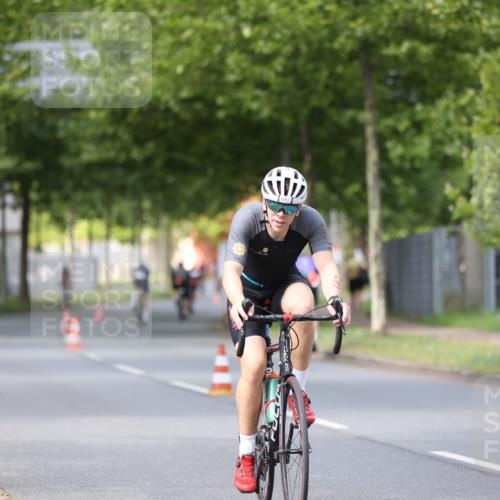 10.08.2025 - GEWOBA Citytriathlon Bremen Yannick Fuchs http://msf.ph/oto/8558424 10.08.2025 12:32:13 Radfahren 551, 682, 689, 735, 770, 806, 838, 857, 876, 888, 897 meine-sportfotos.de