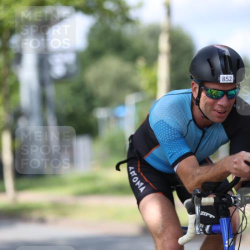 10.08.2025 - GEWOBA Citytriathlon Bremen Yannick Fuchs http://msf.ph/oto/8558512 10.08.2025 12:32:47 Radfahren 566, 604, 643, 681, 715, 852, 959, 1010, 1016, 1017 meine-sportfotos.de