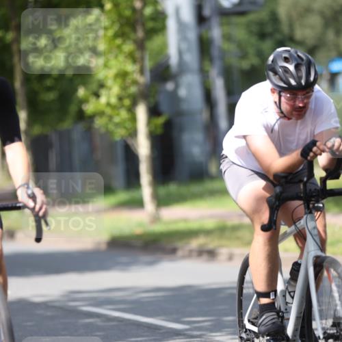 10.08.2025 - GEWOBA Citytriathlon Bremen Yannick Fuchs http://msf.ph/oto/8558526 10.08.2025 12:32:56 Radfahren 566, 604, 626, 664, 681, 715, 824, 852, 1010, 1016 meine-sportfotos.de