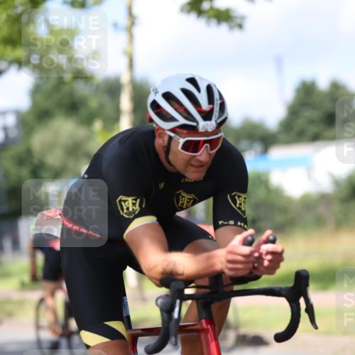 10.08.2025 - GEWOBA Citytriathlon Bremen Yannick Fuchs http://msf.ph/oto/8558601 10.08.2025 12:33:31 Radfahren 820, 859 meine-sportfotos.de