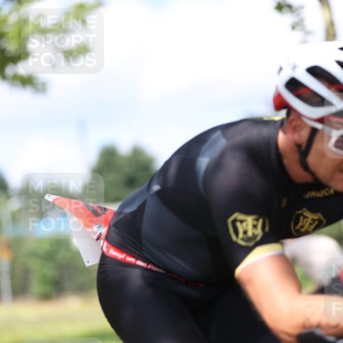 10.08.2025 - GEWOBA Citytriathlon Bremen Yannick Fuchs http://msf.ph/oto/8558602 10.08.2025 12:33:31 Radfahren 820, 859 meine-sportfotos.de