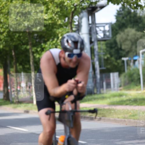 10.08.2025 - GEWOBA Citytriathlon Bremen Yannick Fuchs http://msf.ph/oto/8558660 10.08.2025 12:33:59 Radfahren 560, 635, 637, 741, 768, 858, 867 meine-sportfotos.de