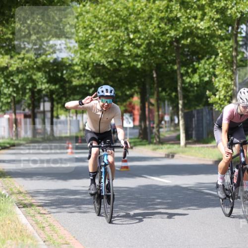 10.08.2025 - GEWOBA Citytriathlon Bremen Yannick Fuchs http://msf.ph/oto/8558718 10.08.2025 12:34:27 Radfahren 553, 584, 686, 822, 834, 891, 912, 914, 1027, 1037 meine-sportfotos.de