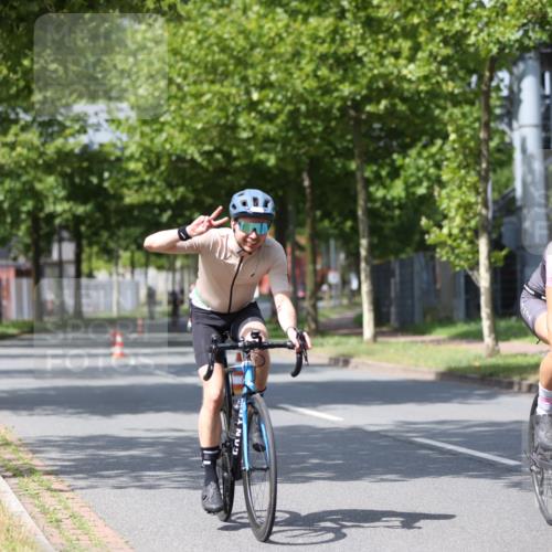 10.08.2025 - GEWOBA Citytriathlon Bremen Yannick Fuchs http://msf.ph/oto/8558720 10.08.2025 12:34:27 Radfahren 553, 584, 686, 822, 834, 891, 912, 914, 1027, 1037 meine-sportfotos.de