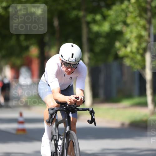 10.08.2025 - GEWOBA Citytriathlon Bremen Yannick Fuchs http://msf.ph/oto/8558730 10.08.2025 12:34:34 Radfahren 553, 584, 591, 686, 736, 826, 841, 891, 912, 914, 1027, 1037 meine-sportfotos.de