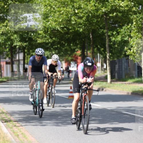10.08.2025 - GEWOBA Citytriathlon Bremen Yannick Fuchs http://msf.ph/oto/8558736 10.08.2025 12:34:35 Radfahren 584, 591, 686, 736, 826, 841, 891, 912, 914, 1027, 1037 meine-sportfotos.de