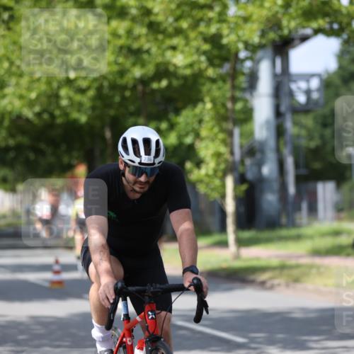 10.08.2025 - GEWOBA Citytriathlon Bremen Yannick Fuchs http://msf.ph/oto/8558757 10.08.2025 12:34:45 Radfahren 556, 584, 591, 632, 680, 736, 826, 841, 914, 1027, 1037 meine-sportfotos.de