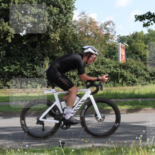 10.08.2025 - GEWOBA Citytriathlon Bremen Yannick Fuchs http://msf.ph/oto/8558762 10.08.2025 10:34:03 Radfahren 81, 97, 151, 161, 239, 245, 400, 409, 419, 427, 451, 512 meine-sportfotos.de