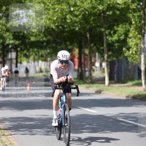 10.08.2025 - GEWOBA Citytriathlon Bremen Yannick Fuchs http://msf.ph/oto/8558869 10.08.2025 12:35:29 Radfahren 579, 642, 719, 742, 763, 783, 833, 919, 973, 1039 meine-sportfotos.de