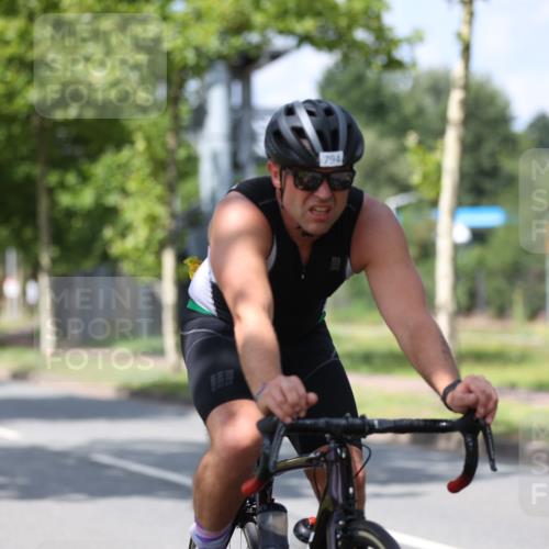 10.08.2025 - GEWOBA Citytriathlon Bremen Yannick Fuchs http://msf.ph/oto/8559022 10.08.2025 12:36:33 Radfahren 565, 570, 599, 639, 701, 750, 765, 766, 781, 789, 790, 794, 872, 1025, 1029, 1032 meine-sportfotos.de