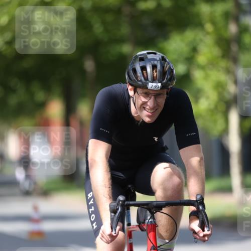 10.08.2025 - GEWOBA Citytriathlon Bremen Yannick Fuchs http://msf.ph/oto/8559058 10.08.2025 12:36:55 Radfahren 570, 631, 678, 701, 734, 739, 982, 1029, 1033 meine-sportfotos.de