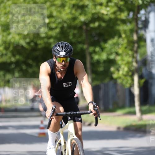10.08.2025 - GEWOBA Citytriathlon Bremen Yannick Fuchs http://msf.ph/oto/8559065 10.08.2025 12:36:58 Radfahren 631, 678, 701, 734, 739, 982, 1033 meine-sportfotos.de
