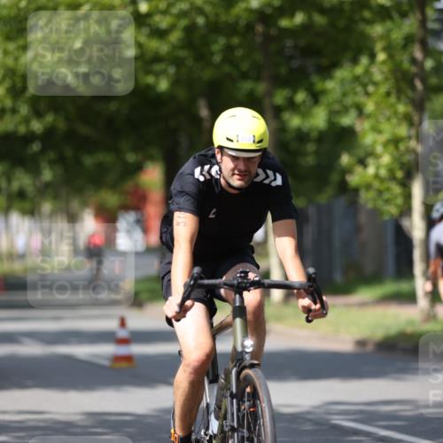 10.08.2025 - GEWOBA Citytriathlon Bremen Yannick Fuchs http://msf.ph/oto/8559092 10.08.2025 12:37:14 Radfahren 631, 726, 734, 804, 982, 1033 meine-sportfotos.de