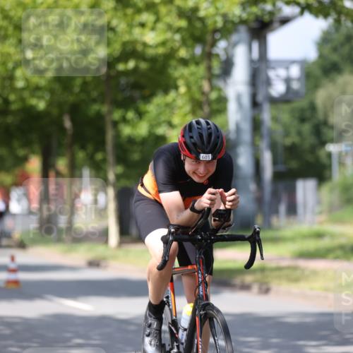 10.08.2025 - GEWOBA Citytriathlon Bremen Yannick Fuchs http://msf.ph/oto/8559109 10.08.2025 12:37:40 Radfahren 563, 603 meine-sportfotos.de