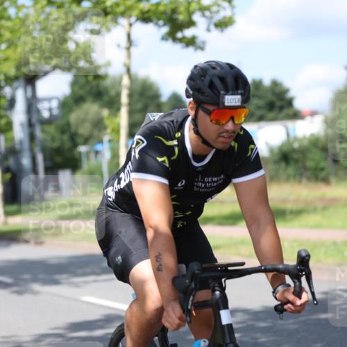 10.08.2025 - GEWOBA Citytriathlon Bremen Yannick Fuchs http://msf.ph/oto/8559169 10.08.2025 12:38:14 Radfahren 557, 671, 761, 764, 782, 784, 825, 844, 853, 1018 meine-sportfotos.de