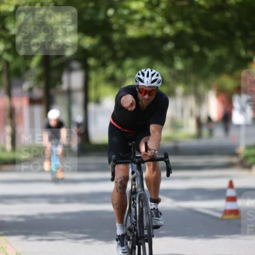 10.08.2025 - GEWOBA Citytriathlon Bremen Yannick Fuchs http://msf.ph/oto/8559255 10.08.2025 12:38:58 Radfahren 555, 658, 720, 740, 762, 892, 900, 940, 969, 978, 1019 meine-sportfotos.de