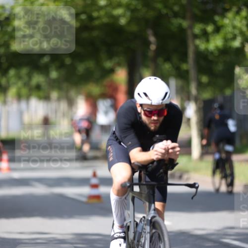10.08.2025 - GEWOBA Citytriathlon Bremen Yannick Fuchs http://msf.ph/oto/8559305 10.08.2025 12:39:14 Radfahren 658, 696, 709, 729, 758, 900, 969, 1006 meine-sportfotos.de