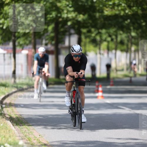 10.08.2025 - GEWOBA Citytriathlon Bremen Yannick Fuchs http://msf.ph/oto/8559491 10.08.2025 12:40:04 Radfahren 596, 602, 690, 706, 721, 779, 831, 880, 883, 890, 896, 1028 meine-sportfotos.de