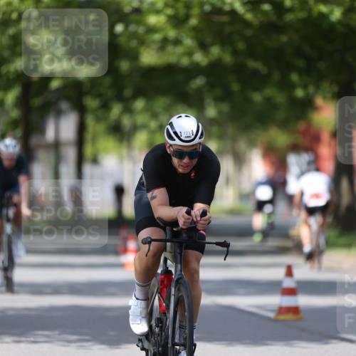 10.08.2025 - GEWOBA Citytriathlon Bremen Yannick Fuchs http://msf.ph/oto/8559501 10.08.2025 12:40:05 Radfahren 559, 596, 602, 690, 706, 721, 779, 831, 880, 883, 890, 896, 1028 meine-sportfotos.de