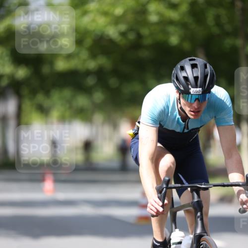 10.08.2025 - GEWOBA Citytriathlon Bremen Yannick Fuchs http://msf.ph/oto/8559528 10.08.2025 12:40:09 Radfahren 559, 596, 602, 690, 706, 721, 779, 815, 831, 880, 883, 890, 896, 899, 1028 meine-sportfotos.de