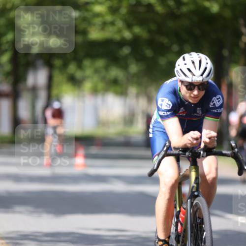 10.08.2025 - GEWOBA Citytriathlon Bremen Yannick Fuchs http://msf.ph/oto/8559567 10.08.2025 12:40:14 Radfahren 559, 581, 596, 602, 690, 706, 721, 779, 815, 831, 880, 883, 890, 896, 899, 949, 975, 1028 meine-sportfotos.de