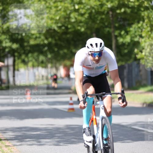10.08.2025 - GEWOBA Citytriathlon Bremen Yannick Fuchs http://msf.ph/oto/8559704 10.08.2025 12:40:31 Radfahren 581, 597, 672, 723, 737, 815, 829, 848, 870, 879, 899, 910, 949, 975, 1002, 1024 meine-sportfotos.de