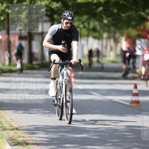 10.08.2025 - GEWOBA Citytriathlon Bremen Yannick Fuchs http://msf.ph/oto/8559751 10.08.2025 12:40:37 Radfahren 581, 597, 606, 672, 723, 737, 802, 829, 848, 870, 879, 910, 921, 949, 975, 1002, 1024 meine-sportfotos.de