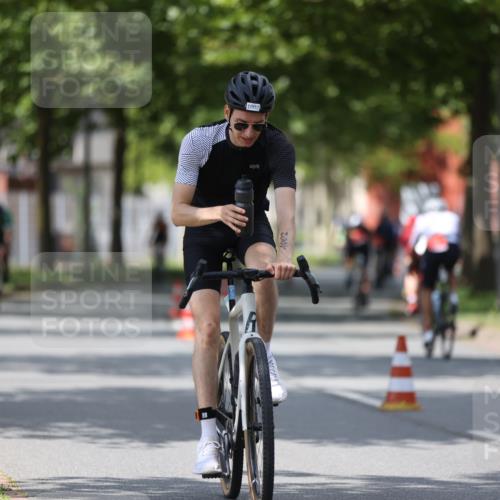 10.08.2025 - GEWOBA Citytriathlon Bremen Yannick Fuchs http://msf.ph/oto/8559757 10.08.2025 12:40:37 Radfahren 581, 597, 606, 672, 723, 737, 802, 829, 848, 870, 879, 910, 921, 949, 975, 1002, 1024 meine-sportfotos.de