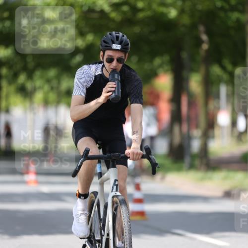 10.08.2025 - GEWOBA Citytriathlon Bremen Yannick Fuchs http://msf.ph/oto/8559761 10.08.2025 12:40:37 Radfahren 581, 597, 606, 672, 723, 737, 802, 829, 848, 870, 879, 910, 921, 949, 975, 1002, 1024 meine-sportfotos.de