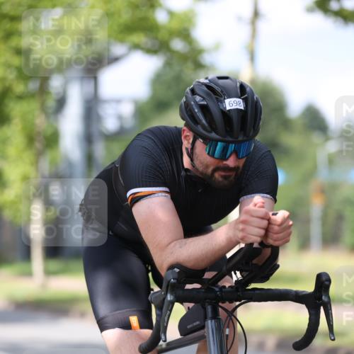 10.08.2025 - GEWOBA Citytriathlon Bremen Yannick Fuchs http://msf.ph/oto/8560327 10.08.2025 12:42:14 Radfahren 595, 698, 754, 1003 meine-sportfotos.de