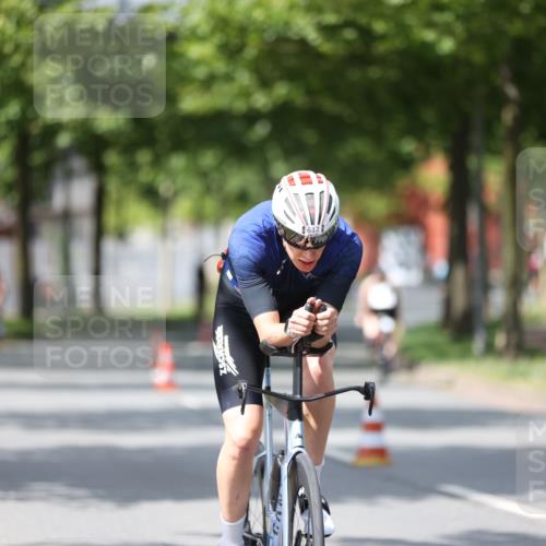 10.08.2025 - GEWOBA Citytriathlon Bremen Yannick Fuchs http://msf.ph/oto/8560690 10.08.2025 12:43:11 Radfahren 612, 628, 677, 684, 710, 871, 885, 889, 945, 964, 1038 meine-sportfotos.de
