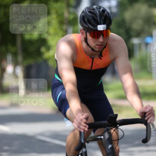 10.08.2025 - GEWOBA Citytriathlon Bremen Yannick Fuchs http://msf.ph/oto/8560790 10.08.2025 12:43:23 Radfahren 612, 646, 835, 885, 945, 955, 964, 1038 meine-sportfotos.de