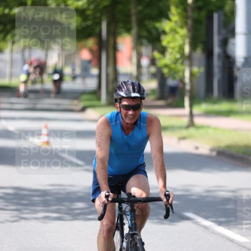 10.08.2025 - GEWOBA Citytriathlon Bremen Yannick Fuchs http://msf.ph/oto/8560927 10.08.2025 14:20:44 Radfahren 11, 28, 56, 61, 67, 69, 73, 80, 110, 145, 157, 216, 229, 272, 274, 281, 312 meine-sportfotos.de