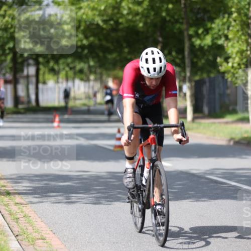 10.08.2025 - GEWOBA Citytriathlon Bremen Yannick Fuchs http://msf.ph/oto/8560944 10.08.2025 12:43:44 Radfahren 608, 835, 837, 842, 907, 925, 954, 955, 1012 meine-sportfotos.de