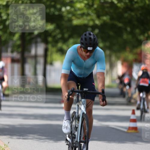10.08.2025 - GEWOBA Citytriathlon Bremen Yannick Fuchs http://msf.ph/oto/8560982 10.08.2025 12:43:52 Radfahren 608, 842, 907, 925, 954, 1012, 1036 meine-sportfotos.de