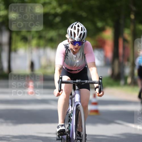 10.08.2025 - GEWOBA Citytriathlon Bremen Yannick Fuchs http://msf.ph/oto/8561011 10.08.2025 12:43:55 Radfahren 608, 842, 907, 908, 954, 1012, 1036 meine-sportfotos.de