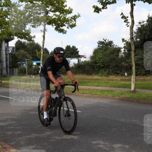 10.08.2025 - GEWOBA Citytriathlon Bremen Yannick Fuchs http://msf.ph/oto/8562103 10.08.2025 12:24:10 Radfahren 557, 614, 650, 706, 723, 815, 879, 944, 1028 meine-sportfotos.de