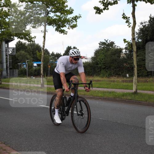 10.08.2025 - GEWOBA Citytriathlon Bremen Yannick Fuchs http://msf.ph/oto/8562372 10.08.2025 12:27:34 Radfahren 568, 586, 647, 792, 835, 929, 962, 1038 meine-sportfotos.de
