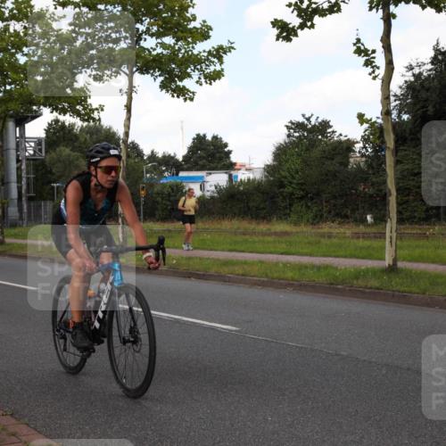 10.08.2025 - GEWOBA Citytriathlon Bremen Yannick Fuchs http://msf.ph/oto/8562395 10.08.2025 12:27:50 Radfahren 593, 647, 669, 674, 676, 697, 712, 800, 819, 885, 963 meine-sportfotos.de