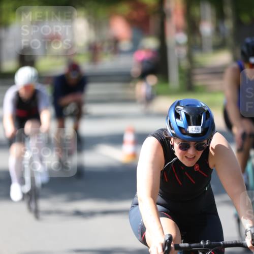 10.08.2025 - GEWOBA Citytriathlon Bremen Yannick Fuchs http://msf.ph/oto/8562544 10.08.2025 14:30:18 Radfahren 8, 33, 42, 66, 95, 112, 148, 149, 329, 338, 347, 361, 374, 400, 402, 410, 429, 492 meine-sportfotos.de
