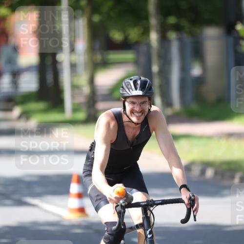10.08.2025 - GEWOBA Citytriathlon Bremen Yannick Fuchs http://msf.ph/oto/8562822 10.08.2025 14:32:57 Radfahren 14, 15, 37, 82, 96, 118, 122, 243, 357, 387, 435, 501 meine-sportfotos.de