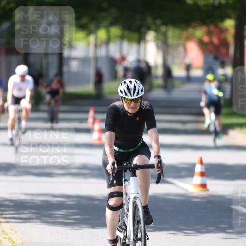 10.08.2025 - GEWOBA Citytriathlon Bremen Yannick Fuchs http://msf.ph/oto/8563004 10.08.2025 14:34:24 Radfahren 45, 76, 79, 88, 143, 144, 146, 214, 304, 316, 375, 392, 424, 443, 515, 524 meine-sportfotos.de