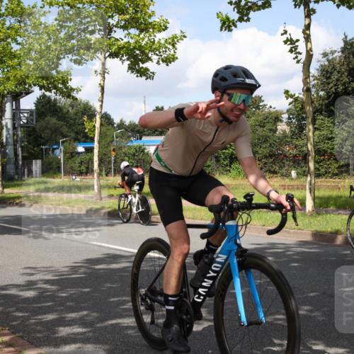 10.08.2025 - GEWOBA Citytriathlon Bremen Yannick Fuchs http://msf.ph/oto/8563212 10.08.2025 12:34:27 Radfahren 553, 584, 686, 822, 834, 891, 912, 914, 1027, 1037 meine-sportfotos.de