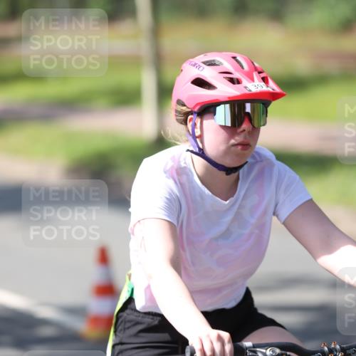 10.08.2025 - GEWOBA Citytriathlon Bremen Yannick Fuchs http://msf.ph/oto/8566556 10.08.2025 15:02:43 Radfahren 236, 391 meine-sportfotos.de