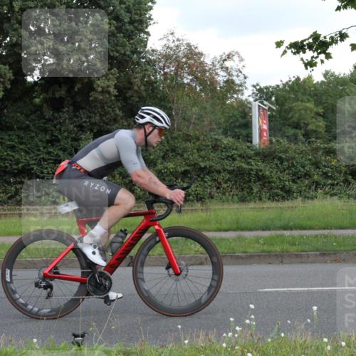 10.08.2025 - GEWOBA Citytriathlon Bremen Yannick Fuchs http://msf.ph/oto/8566958 10.08.2025 12:26:07 Radfahren 608, 611, 661, 693, 730, 755, 786, 808, 842, 849, 865, 871, 911, 1014 meine-sportfotos.de