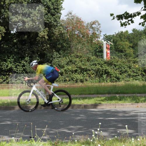 10.08.2025 - GEWOBA Citytriathlon Bremen Yannick Fuchs http://msf.ph/oto/8567302 10.08.2025 12:32:53 Radfahren 566, 604, 626, 664, 681, 715, 852, 1010, 1016 meine-sportfotos.de