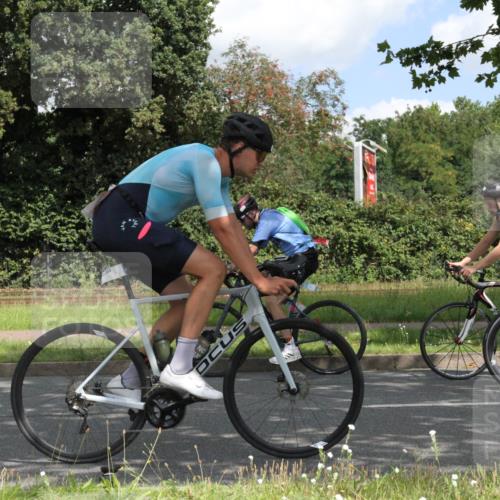 10.08.2025 - GEWOBA Citytriathlon Bremen Yannick Fuchs http://msf.ph/oto/8567733 10.08.2025 12:43:53 Radfahren 608, 842, 907, 925, 954, 1012, 1036 meine-sportfotos.de