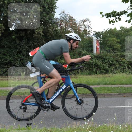 10.08.2025 - GEWOBA Citytriathlon Bremen Yannick Fuchs http://msf.ph/oto/8568073 10.08.2025 12:51:34 Radfahren 556, 575, 667, 680, 822, 855, 912 meine-sportfotos.de