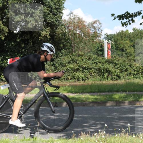 10.08.2025 - GEWOBA Citytriathlon Bremen Yannick Fuchs http://msf.ph/oto/8568991 10.08.2025 13:06:07 Radfahren 573, 630, 682, 741, 767, 918, 948, 962, 981 meine-sportfotos.de