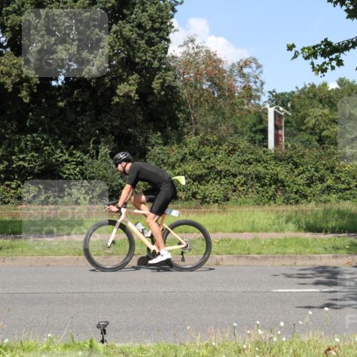 10.08.2025 - GEWOBA Citytriathlon Bremen Yannick Fuchs http://msf.ph/oto/8571384 10.08.2025 14:32:55 Radfahren 14, 15, 37, 82, 96, 118, 122, 243, 357, 387, 435, 501 meine-sportfotos.de